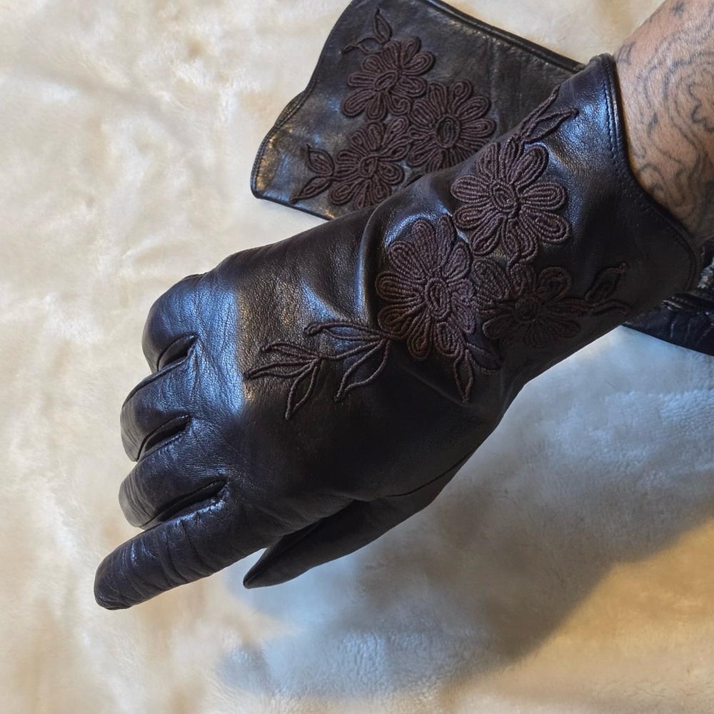 Brown leather women’s gloves with lace appliqué Y2K